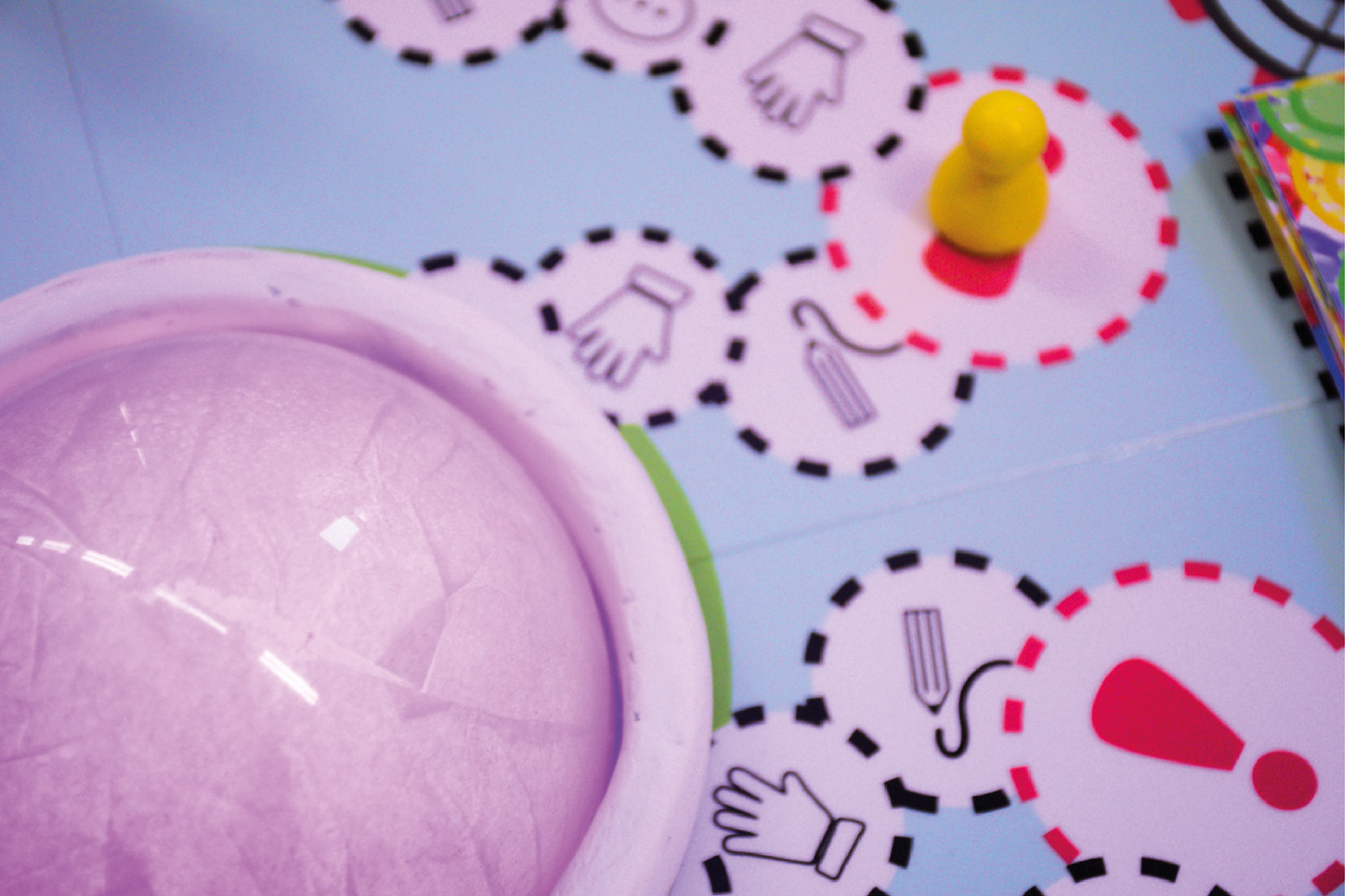 foto con dettaglio del tabellone di gioco e pedina di movimento